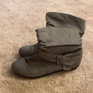 Like new women’s ankle boots size 6.5